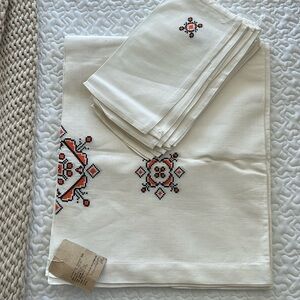 Tablecloth/ napkins